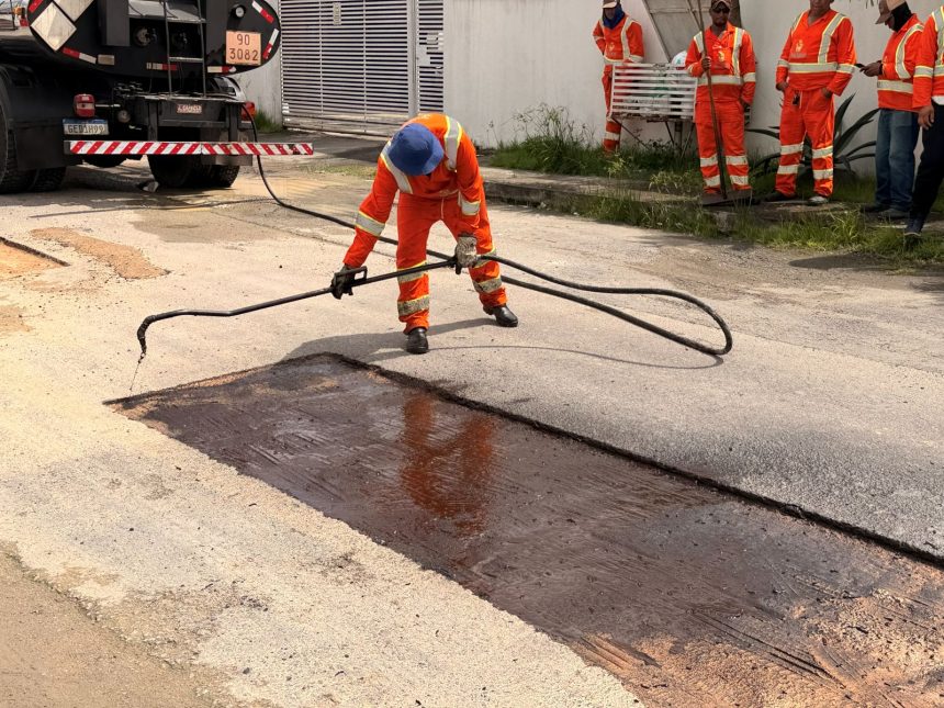 Prefeitura de Manaus intensifica manutenção asfáltica no bairro Flores e recupera trechos de duas ruas