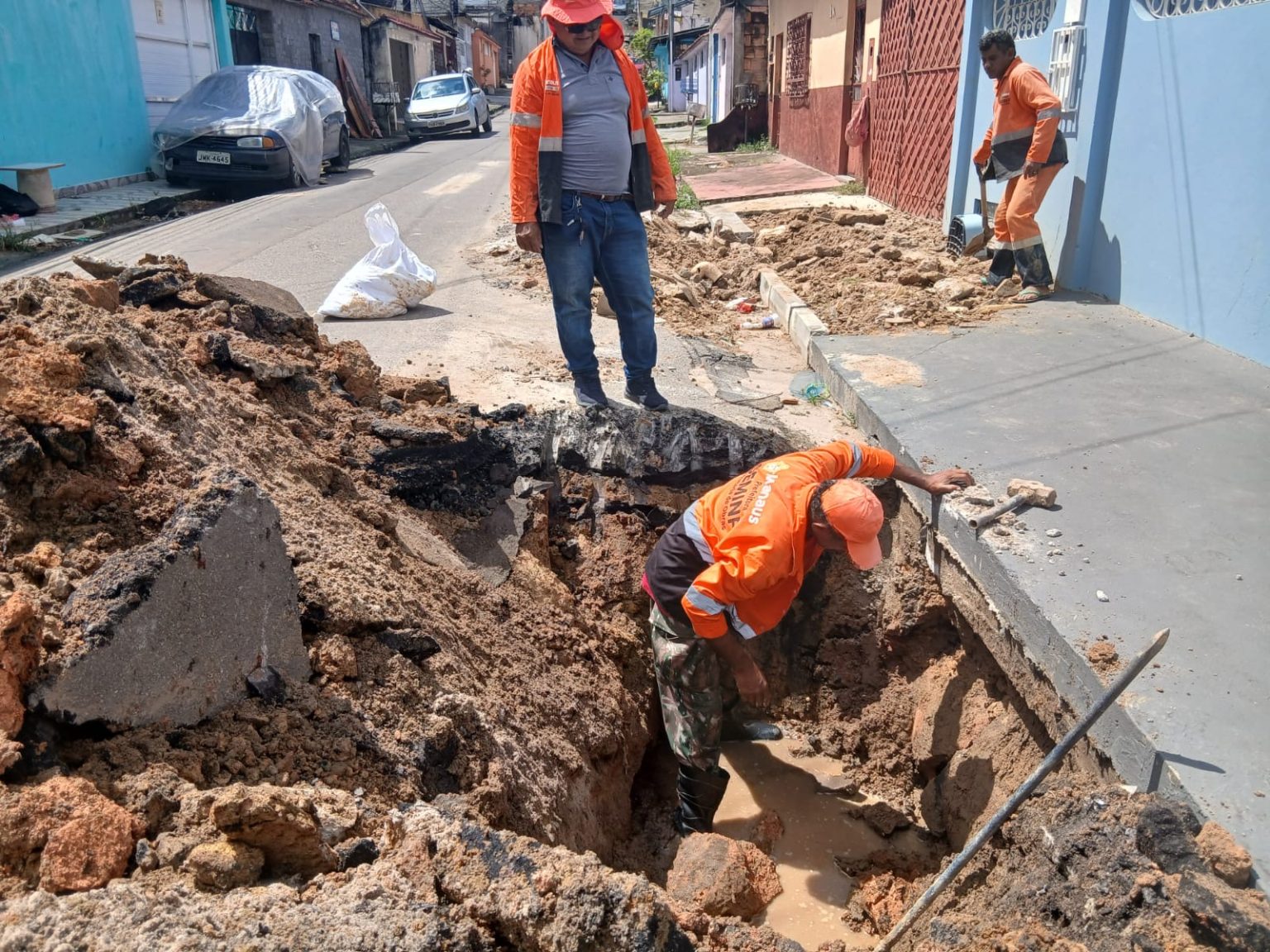 Prefeitura de Manaus reforça rede de drenagem profunda na rua Cáspio para prevenir alagamentos e erosões