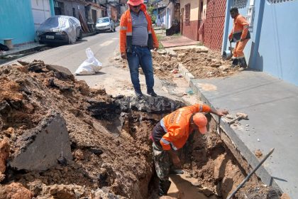 Prefeitura de Manaus reforça rede de drenagem profunda na rua Cáspio para prevenir alagamentos e erosões