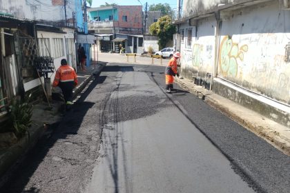 Recapeamento asfáltico na rua Domingos Leite em Manaus melhora mobilidade, conforto e segurança dos moradores