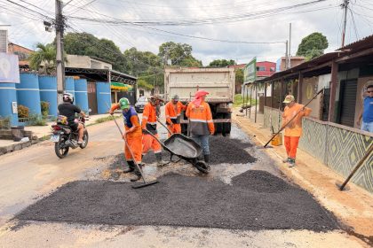 Prefeitura de Manaus realiza manutenção asfáltica na rua Benjamin Constant em Petrópolis para melhorar trafegabilidade