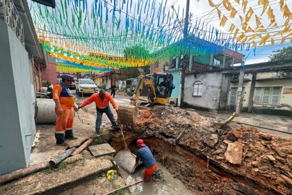 Prefeitura de Manaus recupera rede de drenagem profunda na rua São José após obstrução por resíduos sólidos