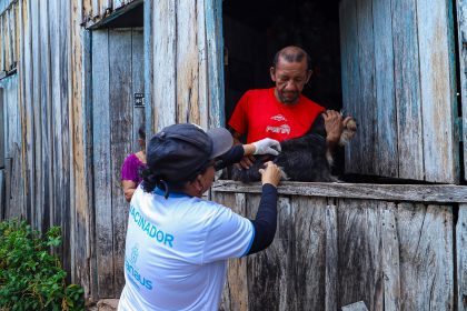 Prefeitura de Manaus inicia segunda etapa da campanha antirrábica animal na zona rural fluvial do Rio Negro