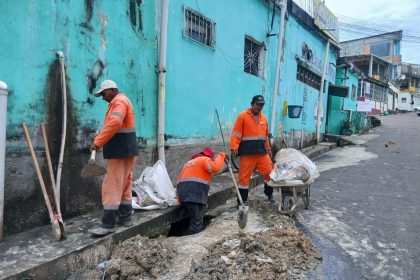 Prefeitura de Manaus realiza recuperação de cratera e manutenção da rede de drenagem na rua Itapoama, zona Leste