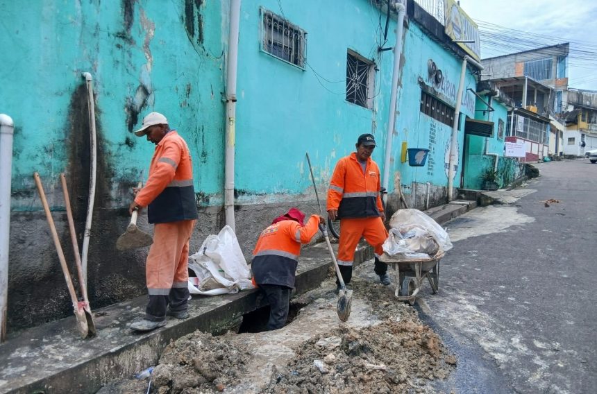 Prefeitura de Manaus realiza recuperação de cratera e manutenção da rede de drenagem na rua Itapoama, zona Leste