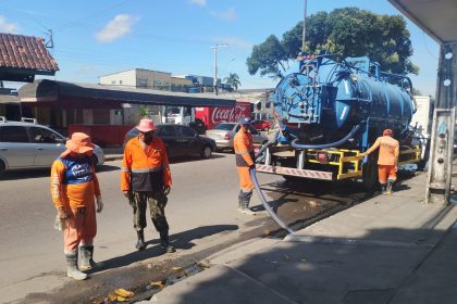 Prefeitura de Manaus intensifica limpeza de caixas coletoras na avenida Laguna para melhorar drenagem urbana