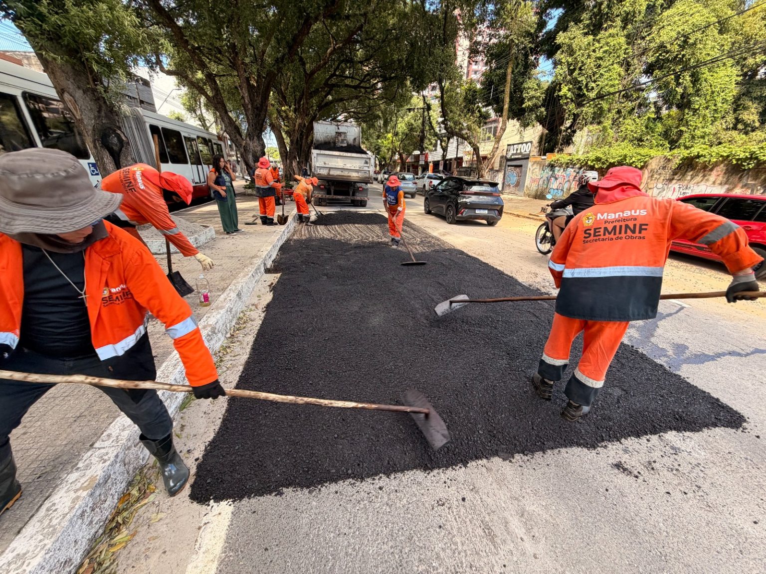 Prefeitura de Manaus conclui recuperação e aplica massa asfáltica na avenida Getúlio Vargas após obra emergencial