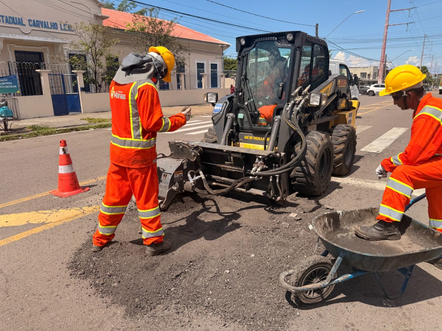 Prefeitura de Manaus realiza manutenção asfáltica na avenida Borba para recuperar trechos e melhorar o tráfego