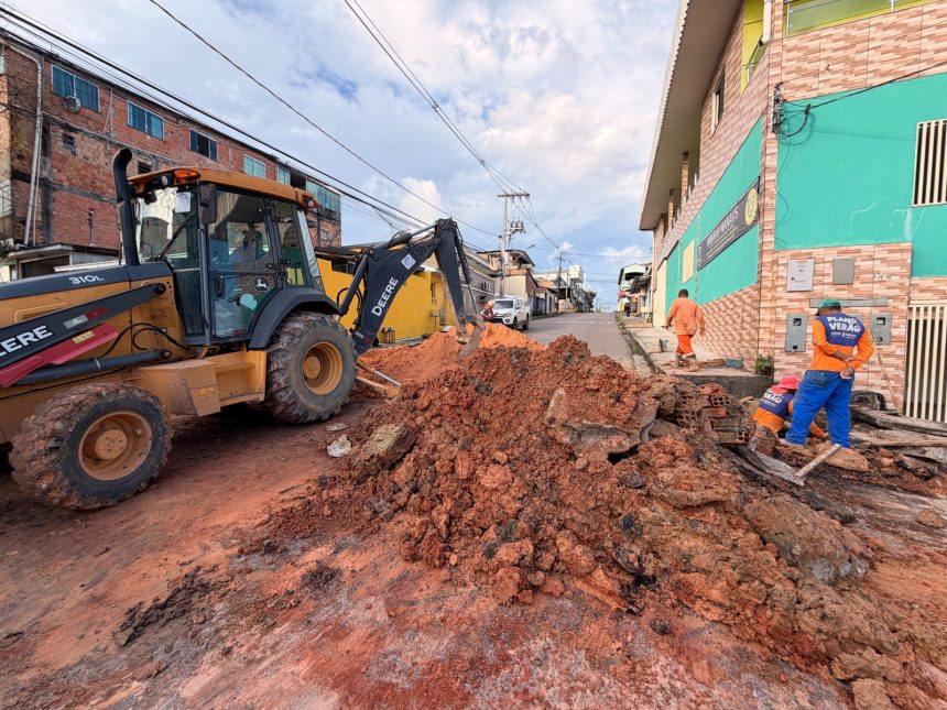 Prefeitura de Manaus executa recuperação da rede de drenagem na rua Dalmir Câmara para prevenir alagamentos e danos