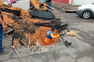 Prefeitura de Manaus recupera rede de drenagem na rua Roma após rompimento causado pelas chuvas