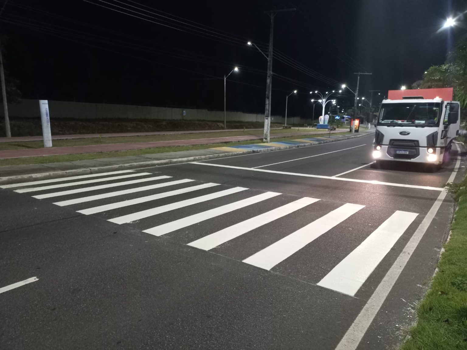 Sinalização viária é implantada e revitalizada em vias de Manaus para ordenar o tráfego e orientar pedestres