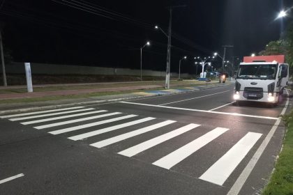 Sinalização viária é implantada e revitalizada em vias de Manaus para ordenar o tráfego e orientar pedestres