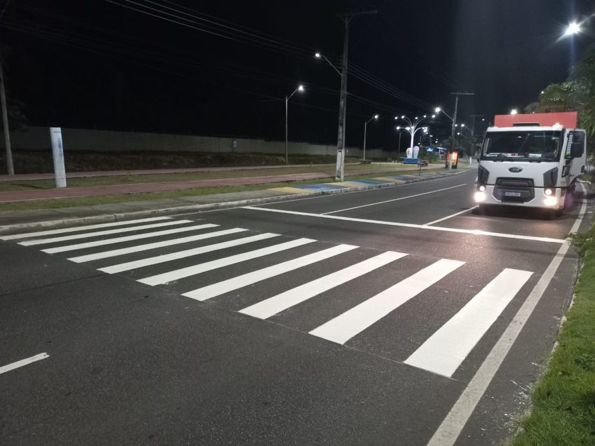 Sinalização viária é implantada e revitalizada em vias de Manaus para ordenar o tráfego e orientar pedestres