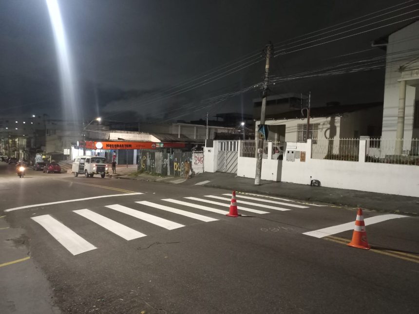 Prefeitura de Manaus intensifica sinalização viária em corredores das zonas Sul, Leste e Norte para ampliar a segurança de pedestres e condutores