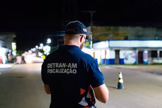 Detran-AM flagra condutor trafegando com placa adulterada em motocicleta na avenida Itaúba em Manaus