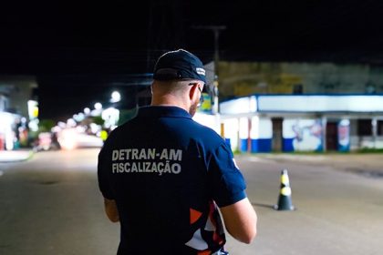 Detran-AM flagra condutor trafegando com placa adulterada em motocicleta na avenida Itaúba em Manaus