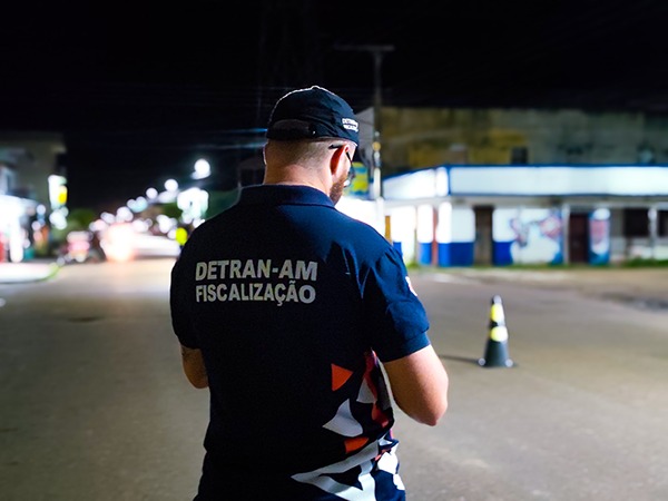 Detran-AM flagra condutor trafegando com placa adulterada em motocicleta na avenida Itaúba em Manaus