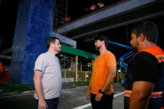 Concretagem do tabuleiro da passarela Santos Dumont avança na avenida Torquato Tapajós com fiscalização do prefeito