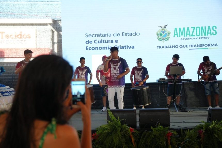 Alunos do Liceu de Artes e Ofícios participam do Circuito Cultural do 59º Festival de Parintins e apresentam peça teatralizada ao público