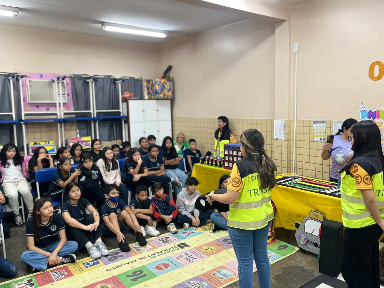 Trânsito na Escola leva educação sobre regras de trânsito a alunos do ensino fundamental em Manaus