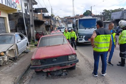 Operação Sucata retira cinco veículos abandonados que obstruíam calçadas na Cidade de Deus, em Manaus