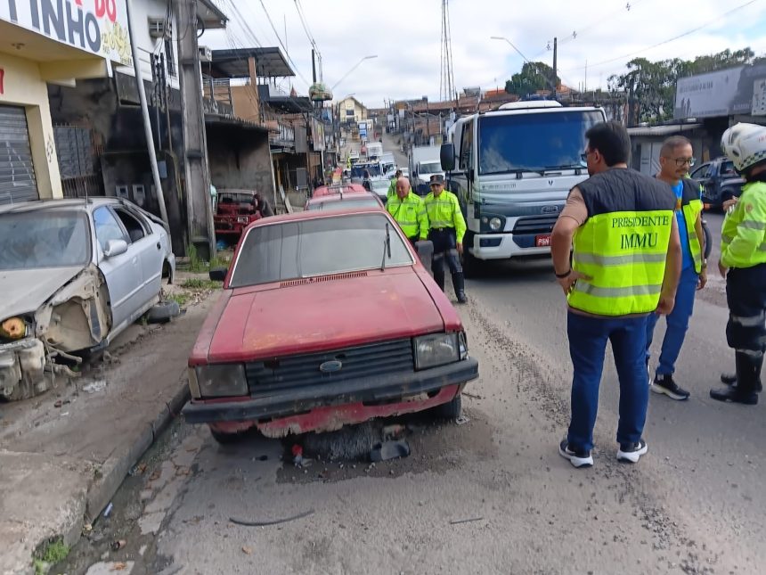 Operação Sucata retira cinco veículos abandonados que obstruíam calçadas na Cidade de Deus, em Manaus
