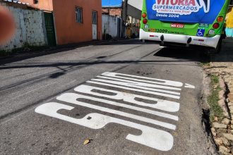 Prefeitura de Manaus realiza ordenamento viário e sinalização no Compensa com retorno dos pontos finais