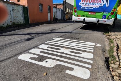 Prefeitura de Manaus realiza ordenamento viário e sinalização no Compensa com retorno dos pontos finais