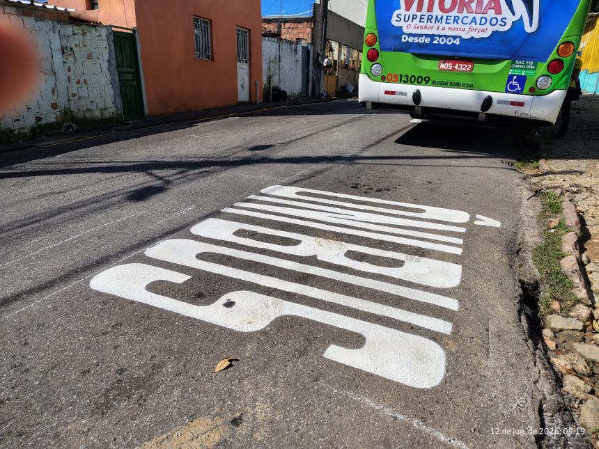 Prefeitura de Manaus realiza ordenamento viário e sinalização no Compensa com retorno dos pontos finais