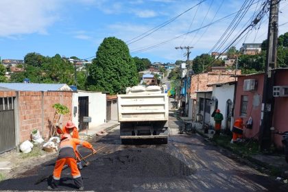 Prefeitura de Manaus realiza recuperação asfáltica na rua Durango para melhorar a mobilidade na zona Norte