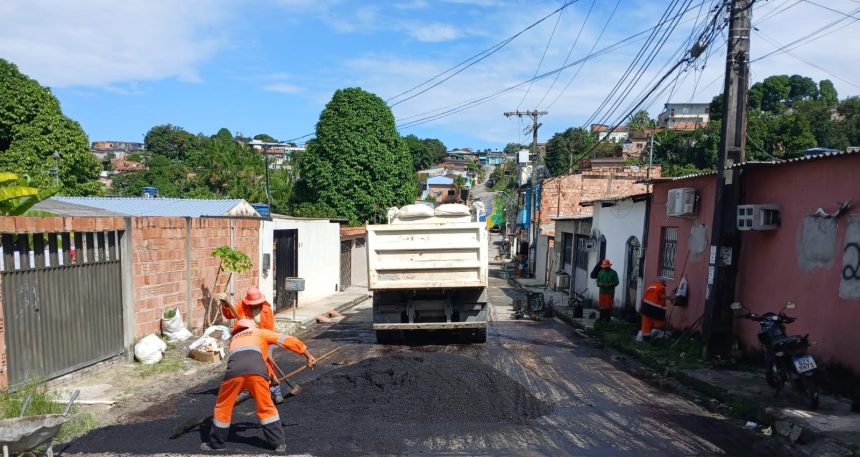 Prefeitura de Manaus realiza recuperação asfáltica na rua Durango para melhorar a mobilidade na zona Norte