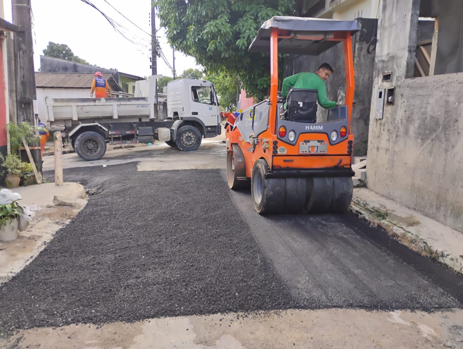 Manutenção asfáltica na rua Paranapanema em Manaus é realizada pela Prefeitura nesta terça-feira, 16/6