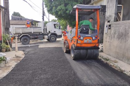 Manutenção asfáltica na rua Paranapanema em Manaus é realizada pela Prefeitura nesta terça-feira, 16/6