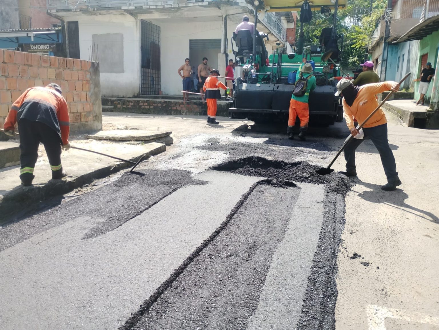 Prefeitura de Manaus executa recapeamento asfáltico na rua Sea Réis, no Parque 10 de Novembro