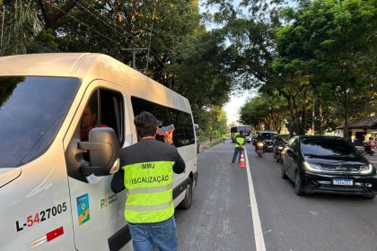 Operação Transporte Legal autua transporte irregular e apreende micro-ônibus em Manaus