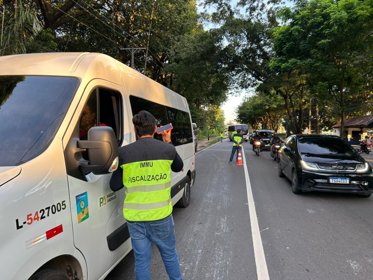 Operação Transporte Legal autua transporte irregular e apreende micro-ônibus em Manaus