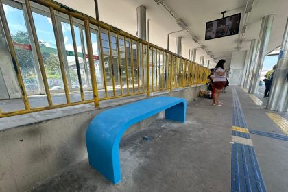 Prefeitura de Manaus instala novos bancos da Estação Arena para aumentar durabilidade e conforto dos usuários