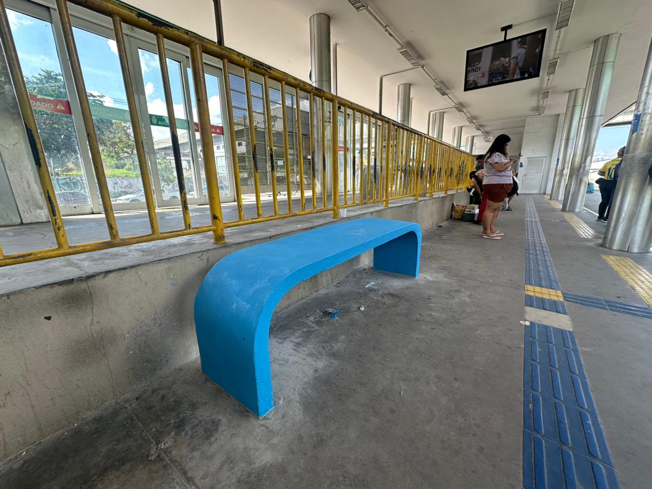 Prefeitura de Manaus instala novos bancos da Estação Arena para aumentar durabilidade e conforto dos usuários