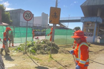 Prefeitura de Manaus realiza capinação e limpeza no Terminal de Integração 5 para prevenir doenças entre usuários e trabalhadores