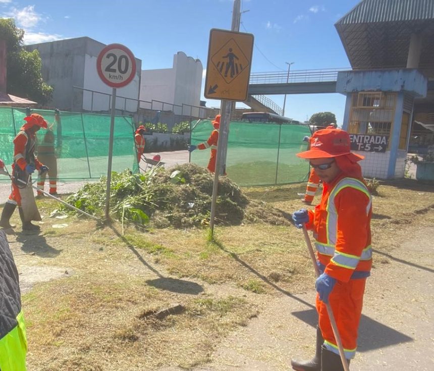 Prefeitura de Manaus realiza capinação e limpeza no Terminal de Integração 5 para prevenir doenças entre usuários e trabalhadores