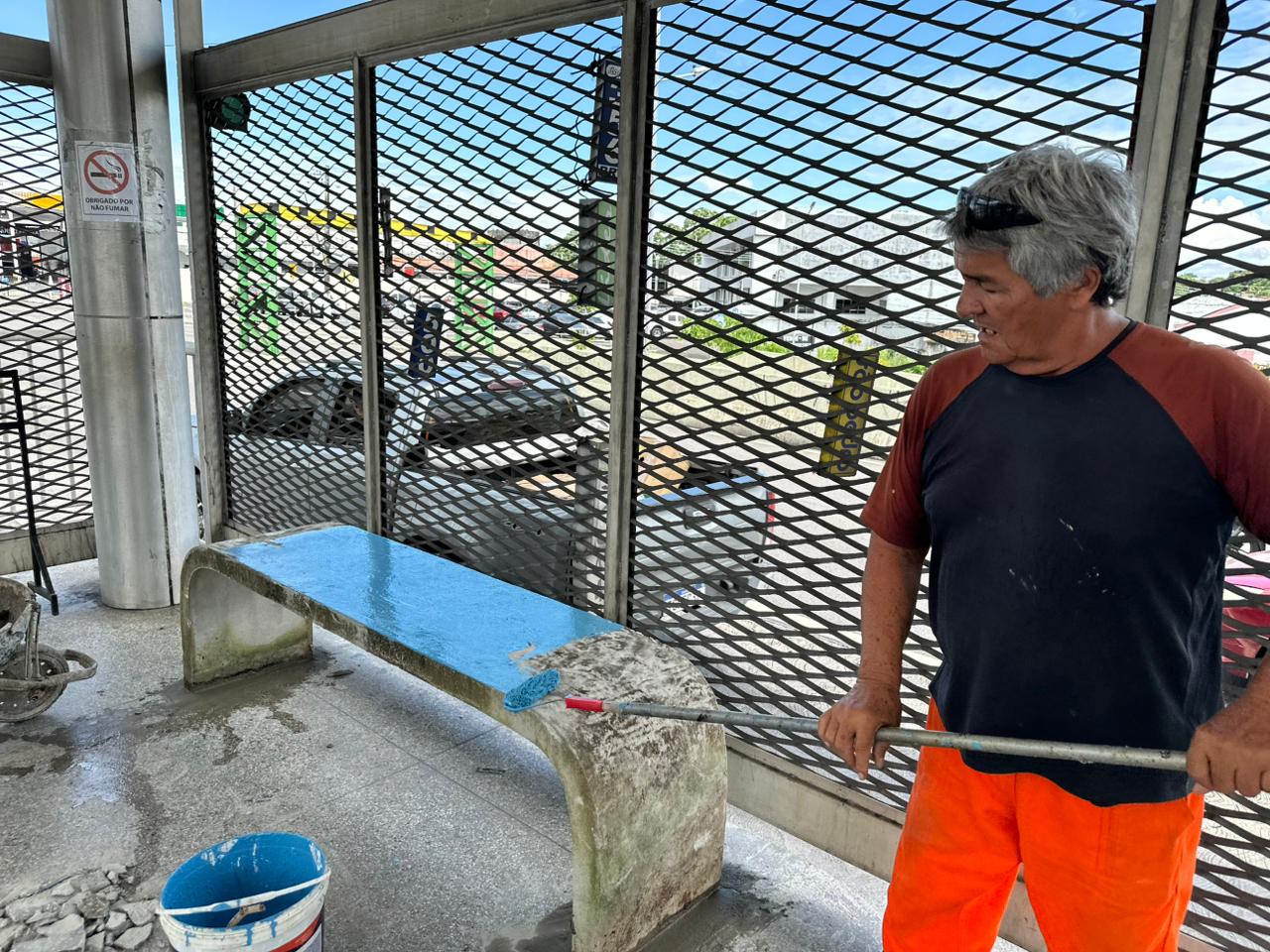 Prefeitura de Manaus substitui oito bancos por bancos de concreto na estação São Jorge e amplia durabilidade dos assentos