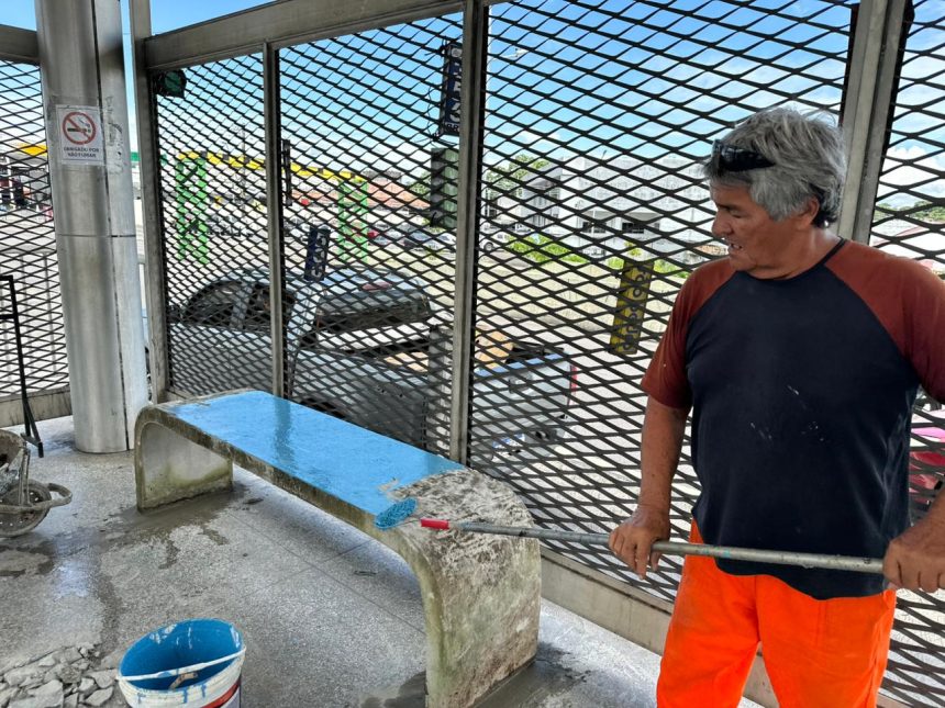 Prefeitura de Manaus instala novos bancos na estação São Jorge e reforça melhorias no sistema de transporte coletivo