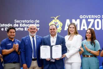 Governo do Amazonas anuncia investimentos em infraestrutura escolar e distribuição de fardamentos e kits para a rede pública