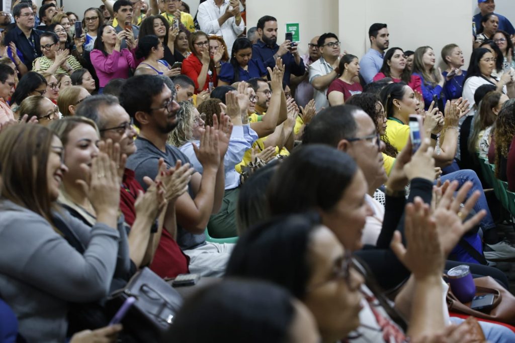 Governo do Amazonas anuncia reajuste de 4,14% para servidores da educação e convoca concurso com 7.862 vagas