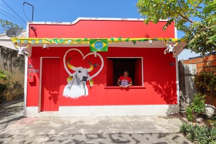 Moradores de Parintins enfeitam casas e recebem o Boi Garantido durante a Ladainha do São João Batista