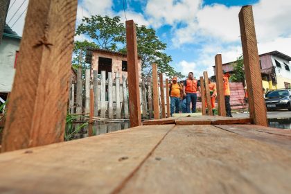 Prefeitura de Manaus instala mais de 600 metros de pontes provisórias para 400 famílias afetadas pela cheia de 2026
