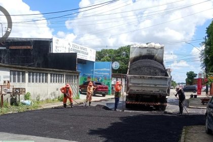 Prefeitura de Manaus faz recapeamento na rua Beija-Flor e aplica mais de 780 toneladas de massa asfáltica