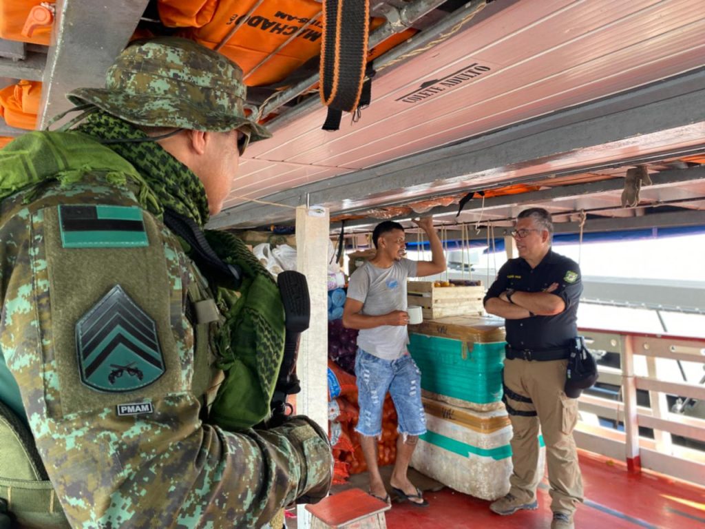 Forças de Segurança do Amazonas intensificam abordagens em embarcações em Parintins durante patrulhamento fluvial