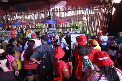 Estande do Prosai recebe 1,5 mil visitantes no primeiro dia do Festival de Parintins com atividades educativas e brindes