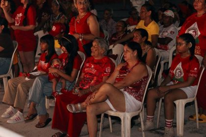 Ladainha do Boi Garantido reúne família, comunidade e turistas em celebração histórica na Baixa de Parintins